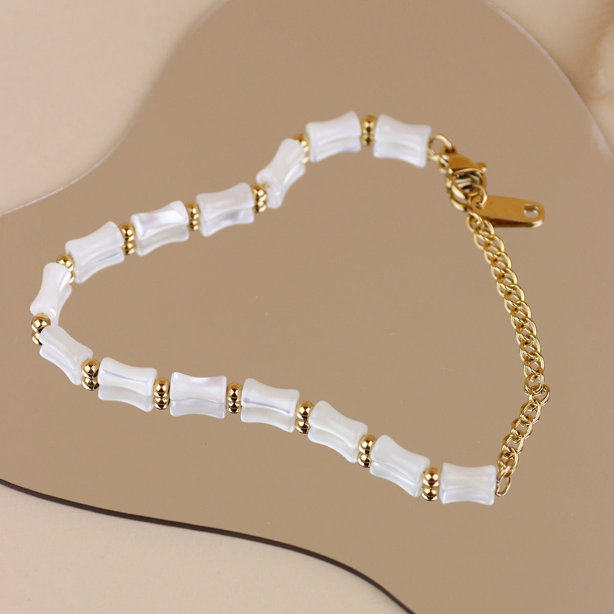 Pulsera Con Piedritas Blancas y Doradas