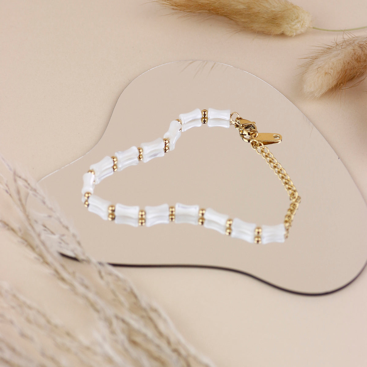 Pulsera Con Piedritas Blancas y Doradas
